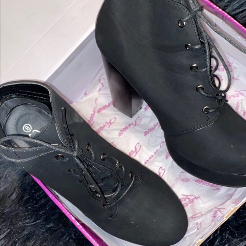 Black boots/pumps